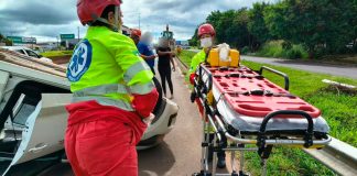 Acidente grave mobiliza equipes de resgate na BR-050 após carro capotar em Uberaba Veículo Fiat Mobi branco capotado com as rodas para cima no meio da faixa de rolagem da rodovia BR-050
