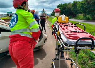 Acidente grave mobiliza equipes de resgate na BR-050 após carro capotar em Uberaba Veículo Fiat Mobi branco capotado com as rodas para cima no meio da faixa de rolagem da rodovia BR-050