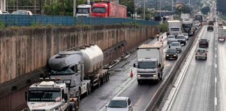 BR-050 em Uberlândia: Congestionamento quilométrico devido a acidentes Congestionamento quilométrico na BR-050 em Uberlândia