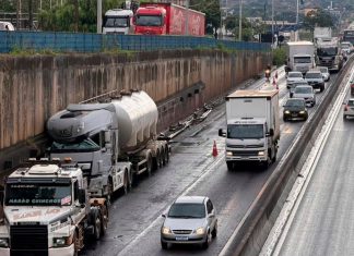 BR-050 em Uberlândia: Congestionamento quilométrico devido a acidentes Congestionamento quilométrico na BR-050 em Uberlândia