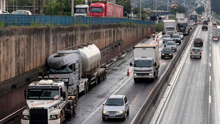 Congestionamento quilométrico na BR-050 em Uberlândia
