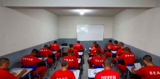 Recorde de Inscritos e Alta Presença Marcam o Enem Prisional em Minas Gerais Candidatos realizando o Enem prisional em Minas Gerais