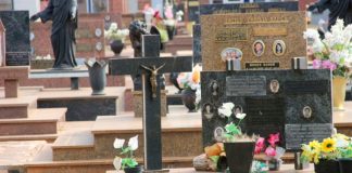 Casal Detido em Araguari por Furto de Peças de Bronze de Túmulos Polícia detém casal por furto de peças de bronze em cemitério