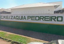 Araguari: Homem é executado a tiros por criminosos encapuzados Viaturas da Polícia Militar isolando área de crime em frente ao CMEI Zaquia Pedreiros em Araguari.