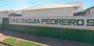 Araguari: Homem é executado a tiros por criminosos encapuzados Viaturas da Polícia Militar isolando área de crime em frente ao CMEI Zaquia Pedreiros em Araguari.