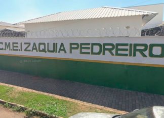 Araguari: Homem é executado a tiros por criminosos encapuzados Viaturas da Polícia Militar isolando área de crime em frente ao CMEI Zaquia Pedreiros em Araguari.