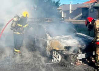 Motorista Escapa Ileso de Incêndio em Veículo no Bairro São Jorge Carro em chamas no bairro São Jorge, Uberlândia