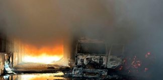 Galpão de palha de milho fica completamente destruído após incêndio em Patos de Minas Fumaça densa e chamas altas consumindo a estrutura metálica de um galpão agrícola em uma área rural