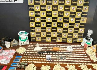 PM fecha laboratório e apreende mil porções de cocaína em operação Exposição de materiais apreendidos pela PM, incluindo drogas, armas, munições e liquidificadores em Patrocínio.