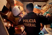 PF desarticula esquema de tráfico internacional de armas com base em MG Agentes da Polícia Federal durante cumprimento de mandado de busca e apreensão em viatura oficial