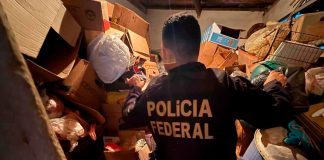 PF desarticula esquema de tráfico internacional de armas com base em MG Agentes da Polícia Federal durante cumprimento de mandado de busca e apreensão em viatura oficial