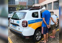 Mãe e homem são presos em Indianópolis após condenação por crime de abuso de vulnerável Fachada de uma unidade prisional ou viatura da Polícia Militar em frente a delegacia, representando a execução da prisão.