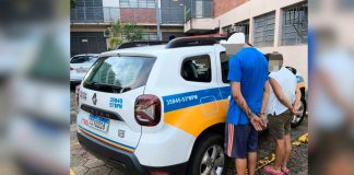 Mãe e homem são presos em Indianópolis após condenação por crime de abuso de vulnerável Fachada de uma unidade prisional ou viatura da Polícia Militar em frente a delegacia, representando a execução da prisão.