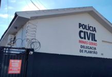 Crianças são resgatadas após denúncias de agressão e abandono; mãe é detida em Uberlândia Fachada da Delegacia de Polícia Civil em Uberlândia com viatura estacionada