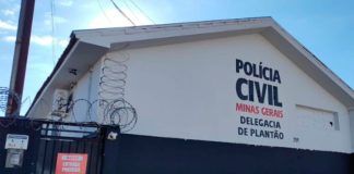 Crianças são resgatadas após denúncias de agressão e abandono; mãe é detida em Uberlândia Fachada da Delegacia de Polícia Civil em Uberlândia com viatura estacionada