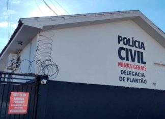 Crianças são resgatadas após denúncias de agressão e abandono; mãe é detida em Uberlândia Fachada da Delegacia de Polícia Civil em Uberlândia com viatura estacionada