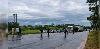 MPF investiga a concessão da BR-365 após contestação do Dnit Manifestantes protestam contra a concessão da BR-365