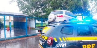 PRF recupera carro roubado em 4 horas e prende trio após falta de gasolina Veículo roubado recuperado pela PRF na BR-365