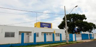 Prefeitura de Uberlândia regulamenta serviço de repúblicas para jovens em vulnerabilidade Fachada de uma residência urbana representando o programa de repúblicas para jovens em Uberlândia.