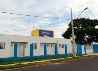 Prefeitura de Uberlândia regulamenta serviço de repúblicas para jovens em vulnerabilidade Fachada de uma residência urbana representando o programa de repúblicas para jovens em Uberlândia.