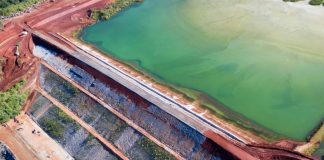 Araxá reforça prevenção com teste de sirenes para segurança de barragens Placa de sinalização de rota de fuga e ponto de encontro em área urbana de Araxá durante treinamento.