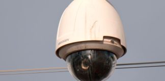 Câmeras particulares agora podem ser integradas à central de vigilância do município Central de monitoramento com diversas telas exibindo imagens de câmeras de segurança em tempo real.