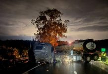 Motorista fica gravemente ferido após caminhão colidir contra árvore na BR-050 Caminhão articulado atravessado na pista da BR-050 em Uberaba sob chuva.