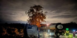 Motorista fica gravemente ferido após caminhão colidir contra árvore na BR-050 Caminhão articulado atravessado na pista da BR-050 em Uberaba sob chuva.