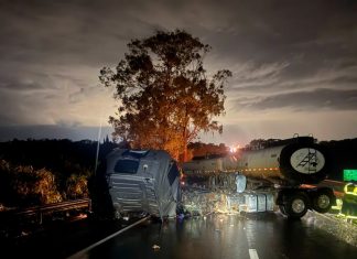 Motorista fica gravemente ferido após caminhão colidir contra árvore na BR-050 Caminhão articulado atravessado na pista da BR-050 em Uberaba sob chuva.