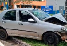 Acidente grave em MG: Veículo superlotado colide com árvore após ser levado por menor de idade Frente de um carro destruída após colidir contra uma árvore em um canteiro central de avenida em Patrocínio
