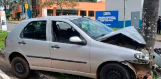 Acidente grave em MG: Veículo superlotado colide com árvore após ser levado por menor de idade Frente de um carro destruída após colidir contra uma árvore em um canteiro central de avenida em Patrocínio