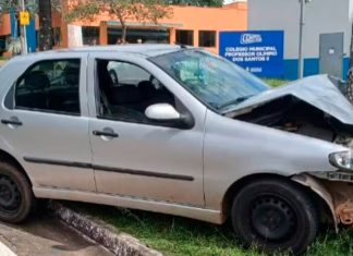 Acidente grave em MG: Veículo superlotado colide com árvore após ser levado por menor de idade Frente de um carro destruída após colidir contra uma árvore em um canteiro central de avenida em Patrocínio