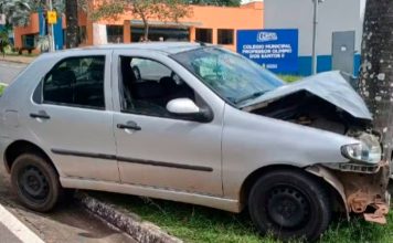 Acidente grave em MG: Veículo superlotado colide com árvore após ser levado por menor de idade Frente de um carro destruída após colidir contra uma árvore em um canteiro central de avenida em Patrocínio