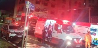 Acidente em Uberaba: Carro invade hotel, derruba parede e deixa dois feridos Carro de passeio com a frente destruída após colidir contra a parede de tijolos de um hotel em Uberaba