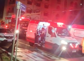 Acidente em Uberaba: Carro invade hotel, derruba parede e deixa dois feridos Carro de passeio com a frente destruída após colidir contra a parede de tijolos de um hotel em Uberaba