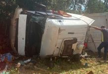 Tragédia na MGC-455: Motorista morre esmagado pela própria carreta em Uberlândia Carreta tombada às margens da rodovia MGC-455 com viaturas do Corpo de Bombeiros realizando o resgate