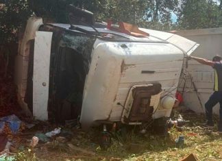 Tragédia na MGC-455: Motorista morre esmagado pela própria carreta em Uberlândia Carreta tombada às margens da rodovia MGC-455 com viaturas do Corpo de Bombeiros realizando o resgate
