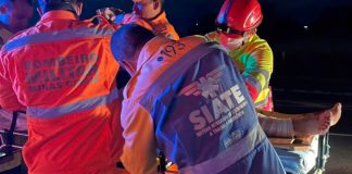 Acidente grave entre carro e moto deixa casal ferido na BR-365 em Uberlândia Local de acidente na BR-365 em Uberlândia envolvendo moto e carro, com equipes de resgate no local.