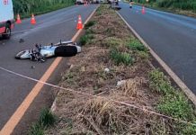 Acidente entre irmãos em Uberaba: motos apreendidas e três pessoas feridas Imagem de local de acidente com motocicletas caídas na rodovia em Uberaba