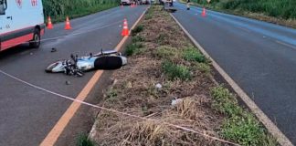 Acidente entre irmãos em Uberaba: motos apreendidas e três pessoas feridas Imagem de local de acidente com motocicletas caídas na rodovia em Uberaba