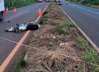 Acidente entre irmãos em Uberaba: motos apreendidas e três pessoas feridas Imagem de local de acidente com motocicletas caídas na rodovia em Uberaba