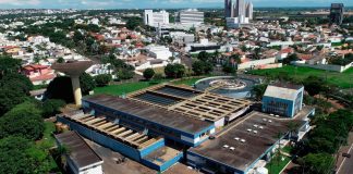 Acidente fatal na ETA Bom Jardim: Trabalhador morre eletrocutado em Uberlândia Fachada da Estação de Tratamento de Água Bom Jardim em Uberlândia com viatura dos bombeiros ao fundo.