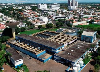 Acidente fatal na ETA Bom Jardim: Trabalhador morre eletrocutado em Uberlândia Fachada da Estação de Tratamento de Água Bom Jardim em Uberlândia com viatura dos bombeiros ao fundo.