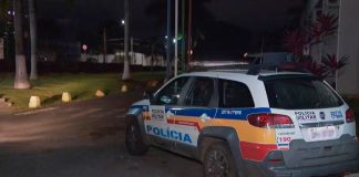 Mulher é agredida com tijolada no Residencial Integração após questionar Pix do companheiro Viaturas da Polícia Militar de Minas Gerais em atendimento no bairro Residencial Integração em Uberlândia.