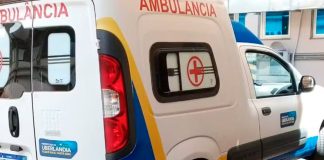 Assalto na UAI: Ladrão armado rende motorista e rouba ambulância em Uberlândia Ambulância branca estacionada em frente à Unidade de Atendimento Integrado (UAI) em Uberlândia, sob luzes de emergência