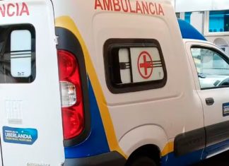 Assalto na UAI: Ladrão armado rende motorista e rouba ambulância em Uberlândia Ambulância branca estacionada em frente à Unidade de Atendimento Integrado (UAI) em Uberlândia, sob luzes de emergência