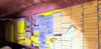 Golpe no tráfico: Polícia Militar Rodoviária apreende carga milionária de cocaína em bi-trem Tabletes de cocaína apreendidos pela Polícia Militar Rodoviária dentro de um fundo falso de uma carreta