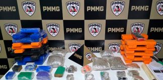 Polícia Militar prende dupla suspeita de tráfico via delivery no bairro Segismundo Pereira Barras de maconha, balanças de precisão e materiais de embalagem apreendidos pela Polícia Militar em Uberlândia.