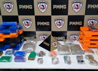 Polícia Militar prende dupla suspeita de tráfico via delivery no bairro Segismundo Pereira Barras de maconha, balanças de precisão e materiais de embalagem apreendidos pela Polícia Militar em Uberlândia.
