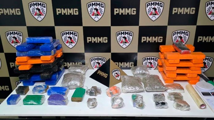 Apreensão de drogas no bairro Jardim Canaã Barras de maconha, balanças de precisão e materiais de embalagem apreendidos pela Polícia Militar em Uberlândia.